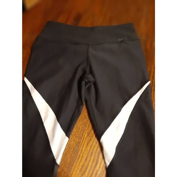 Medium Nike Dri Fit Athletic Capri Leggings Black White Grey Casual Workout Run - Picture 2 of 3